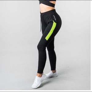 Alphalete Women’s Premium V2 Jogger